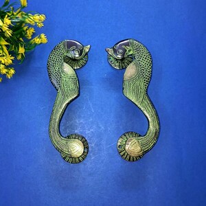 以下が含まれることがあります： 白い文字で「Welcome to our home」と書かれた素朴な木製の看板。 荒れた仕上がりとシンプルで魅力的なデザインで、玄関の装飾に最適です。