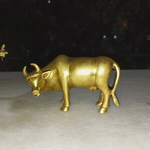 Scultura di mucca Kamdhenu / Statua di bestiame in ottone / Pezzo da esposizione per tavolo da salotto