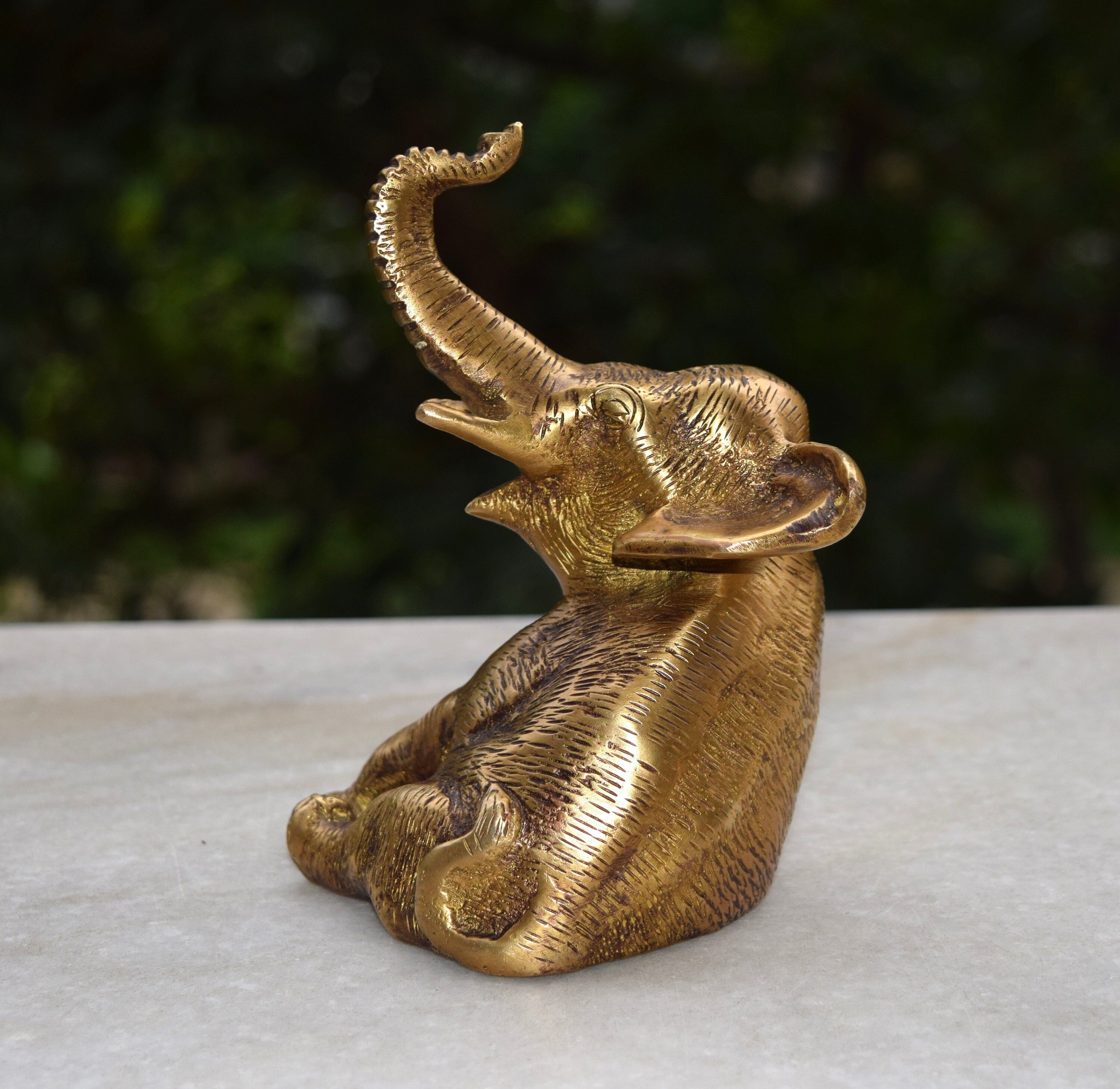 象の置物像 | 真鍮製の最も幸せな動物の像 座ったポーズの彫刻 | 新築