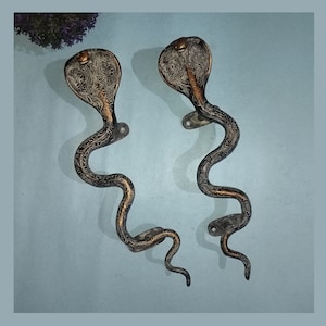 Uchwyt do drzwi głównych z motywem węża kobry o długości 11,5 cala | Uchwyty Kaliya Naag w kolorze antycznego mosiądzu | Waga całkowita - 500 x 2 = około 1000 gramów.