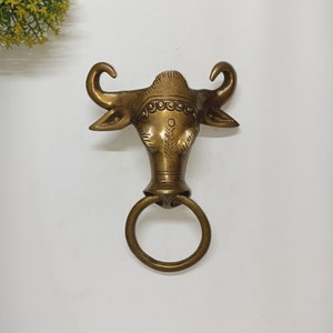 Testa di bufalo da appendere alla parete, tema animale / design in ottone con bue e torello, pezzo forte da esposizione