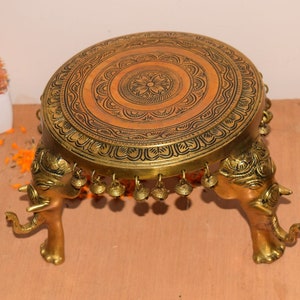 03 Chowki de latón con pilares de elefante / Taburete de Pooja de forma redonda con campanas / Decoración religiosa para el templo del hogar / Peso: 3,0" KG aproximadamente