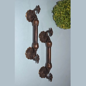 Dörrhandtag i blomformat | Dörrhandtag i mässing med påfågelmotiv | Dekorativ konstbutik Välkommen