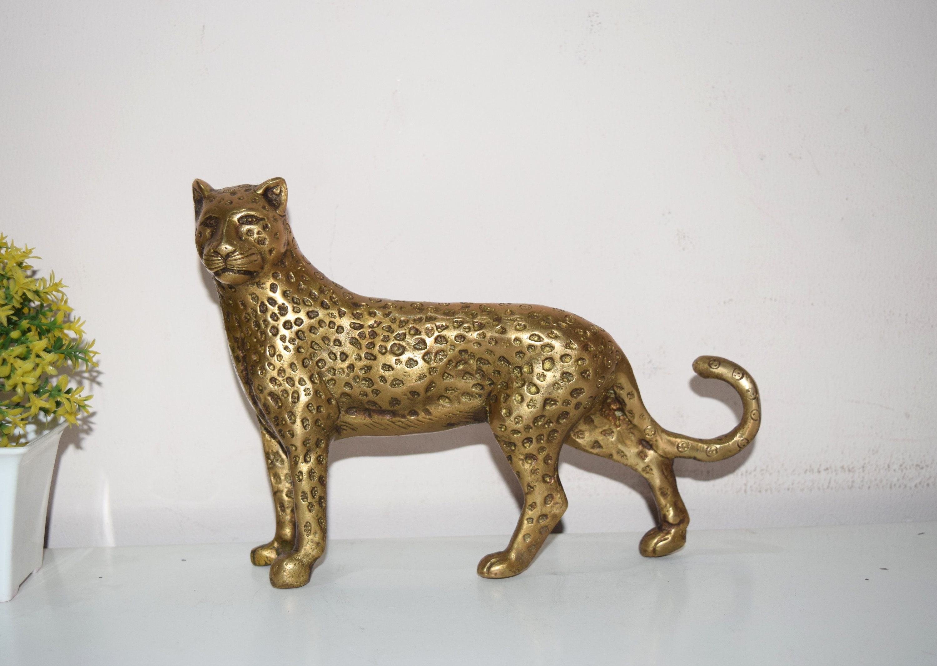 Brass Leopard Statue in Golden Color Rare Metal Crafts Decorative Panther  Sculpture Office Desk Table Décor Weight 1.360 KG Approx. 
