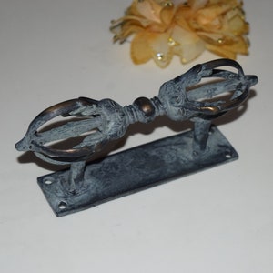 Figura de latão com maçaneta de porta Vajra em oração espiritual | Coleção de puxadores de porta Durji com tema budista | Peso aproximado: 375 gramas.
