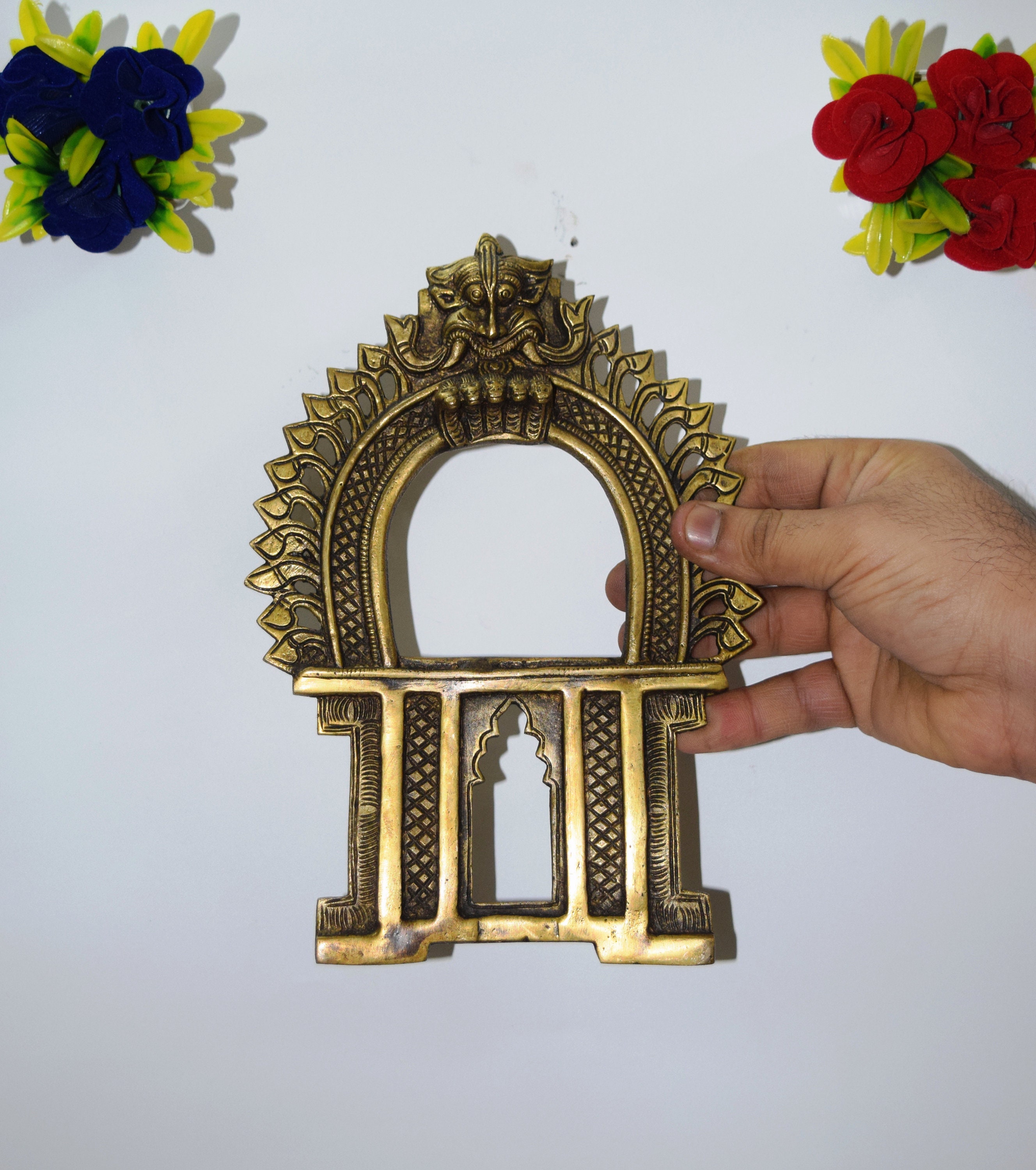 Aakrati 真鍮 Prabhavali 壁掛けフレーム 真鍮アーチ Prabhavali