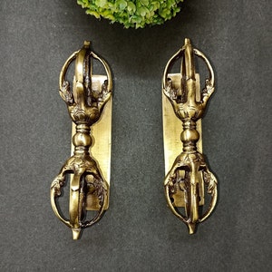 Dörrhandtag i mässing med gudomlig Vajra-form, par | Lackerad tibetansk Dorje-dörrhandtagssats KWB