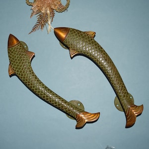 Coppia di maniglie per porta in ottone a forma di tonno con coda lunga / Maniglia per porta in ottone a tema nautico / Decorazione per la casa a tema marino