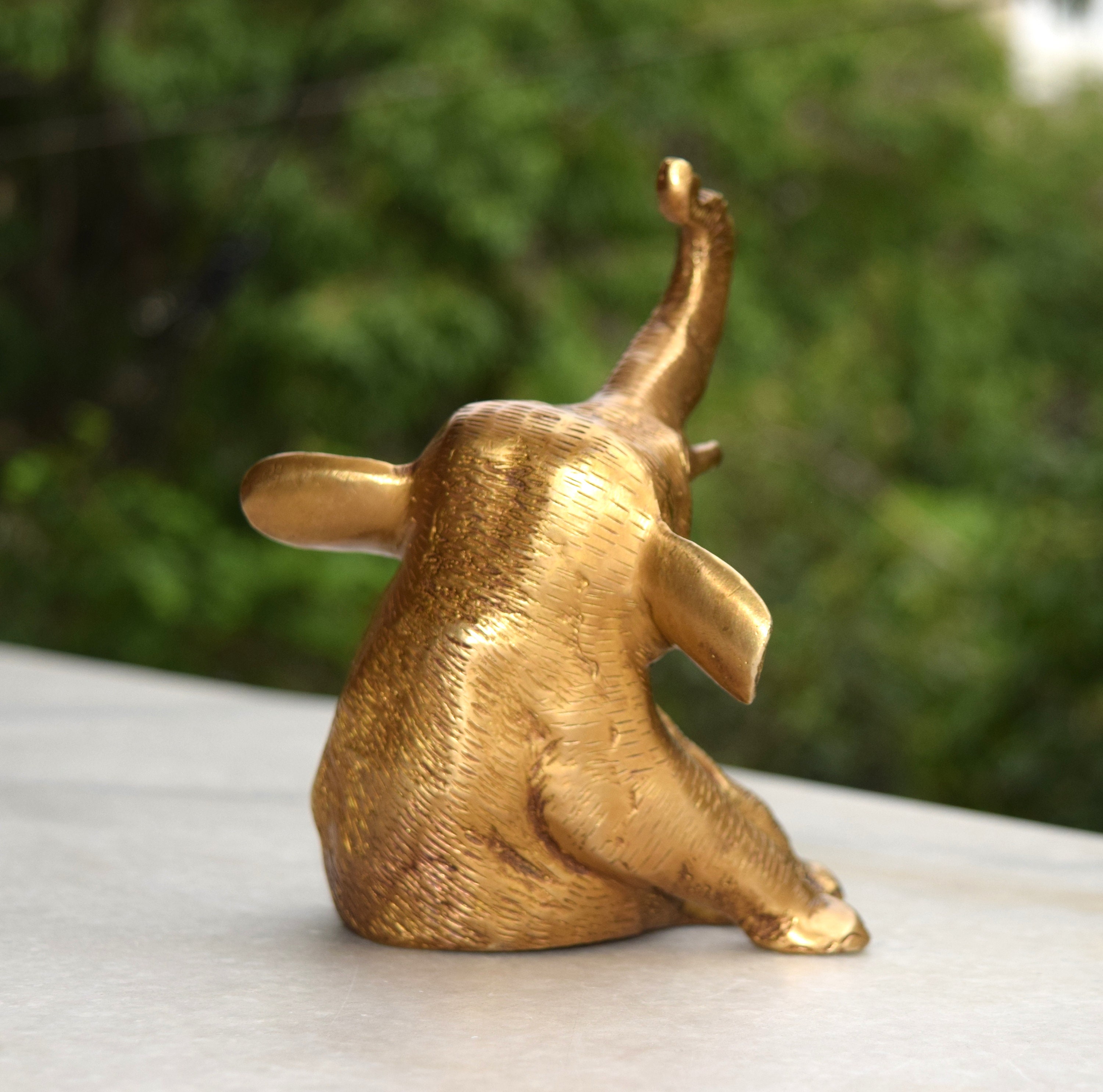 象の置物像 | 真鍮製の最も幸せな動物の像 座ったポーズの彫刻 | 新築
