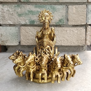 Lord Surya auf seinen sieben Pferdewagen Messing Prunkstück | Gott Surya Dev Rath Fenster Statue Ritual Tischdekoration | Gewicht - 1.880 KG Ca.