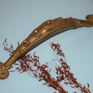 Poignée de porte artistique Bastar en laiton | Poignée sculptée à la main de 10,1 po. | Arche florale - Accessoires pour la maison