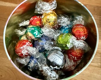 Lindt Lindor Flower Tin Gift | 750g (60) Mixed Lindor Chocolates