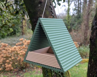 Originelles hängendes Vogelfutterhaus in moderner, minimalistischer A-Form, aus nordischen Holzstämmen, Gartendekoration