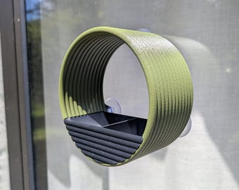 Runder, minimalistischer Fenstervogelfutterspender in Holzoptik mit Saugnapfbefestigung, zweifarbig, moderner 3D-Stil