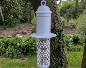 Naturinspirierter Turm-Säulen-Vogelfutterspender zum Aufhängen von Meisenknödeln, Wabendesign, moderner und zeitgenössischer Stil