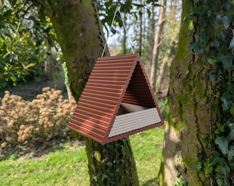 Originelles hängendes Vogelfutterhaus in moderner, minimalistischer A-Form, aus nordischen Holzstämmen, Gartendekoration