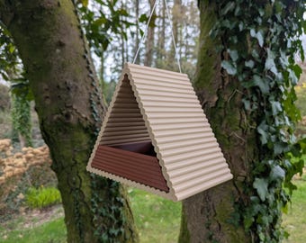 Originelles hängendes Vogelfutterhaus in moderner, minimalistischer A-Form, aus nordischen Holzstämmen, Gartendekoration