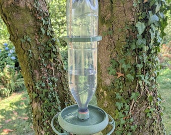 Hängender Vogelfutterspender für Wasser- oder Limonadenflaschen, Schraubverschluss aus Kunststoff, selbsttragend, rund, freistehend, umweltfreundlich, die 3D-Oase