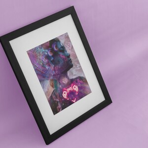 Op de afbeelding: Een ingelijste print van een vrouwen gezicht met een galaxie achtergrond en een roze hart in het midden. Het gezicht van de vrouw is gedeeltelijk bedekt door een draaiende galaxie van kleuren.