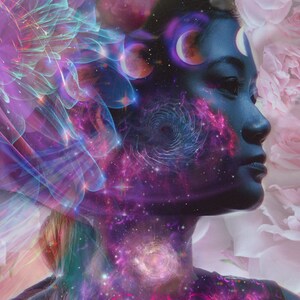 Op de afbeelding: Een digitaal kunstwerk met het gezicht van een vrouw waarop een sterrenstelsel en hemellichamen zijn gesuperponeerd. De achtergrond is zacht roze met wazige rozen.