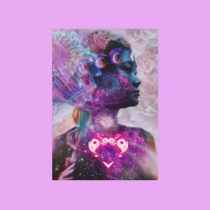 Op de afbeelding: Het gezicht van een vrouw is gedeeltelijk bedekt door een draaiende galaxie en een bloem. De galaxie is een mix van roze, paars en blauw. De bloem is lichtblauw en wit. De vrouw heeft een roze hart in haar borst.