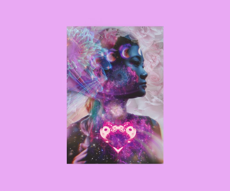 Op de afbeelding: Het gezicht van een vrouw is gedeeltelijk bedekt door een draaiende galaxie en een bloem. De galaxie is een mix van roze, paars en blauw. De bloem is lichtblauw en wit. De vrouw heeft een roze hart in haar borst.