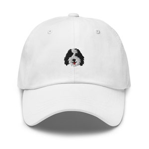 K&ouml;nnte beinhalten: Wei&szlig;e Baseballkappe mit einem gestickten schwarzen und wei&szlig;en Hundefoto.