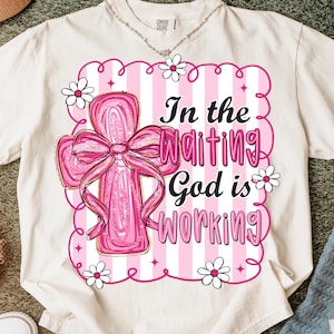In the Waiting God Is Working png, bloemen christelijk bijbelvers png, roze glitter christelijke kruissublimatie, preppy religieuze coquette png