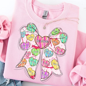 Be Mine Valentine Coquette Png, Conversation Candy Heart Bow Sublimation, Design per maglietta di San Valentino con pennellata rosa, XoXo Png