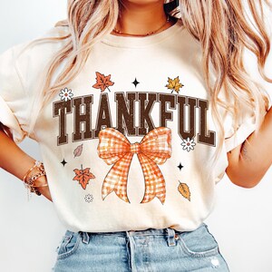 Agradecido PNG, Coqueta Otoño PNG, Calabaza Otoño PNG, Vibras Otoñales PNG, Acción de Gracias PNG, Lazo Retro Otoño PNG, Especias de Calabaza PNG Sublimación