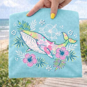 Ballena veraniega floral PNG, diseño de camisa de playa tropical, sublimación costera preppy, concha marina de flores silvestres PNG, flor de hibisco digital