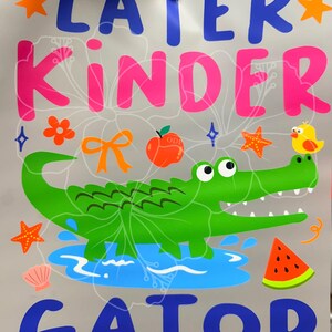 K&ouml;nnte beinhalten: Buntes Grafikdesign mit den Worten "LATER KINDER GATOR" in Blau und Pink. Das Design umfasst ein gr&uuml;nes Alligator, ein gelbes K&uuml;ken, eine Wassermelone und andere verspielte Elemente.