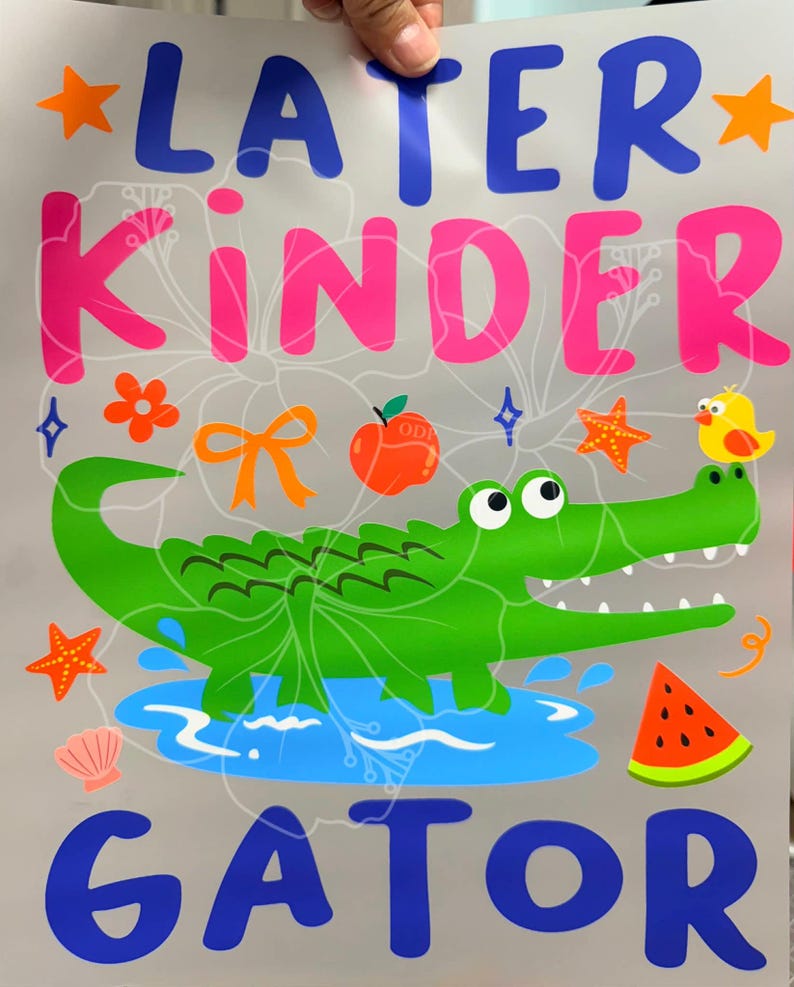 K&ouml;nnte beinhalten: Buntes Grafikdesign mit den Worten "LATER KINDER GATOR" in Blau und Pink. Das Design umfasst ein gr&uuml;nes Alligator, ein gelbes K&uuml;ken, eine Wassermelone und andere verspielte Elemente.