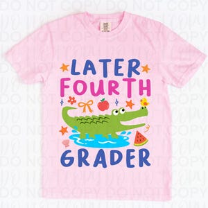K&ouml;nnte beinhalten: Hellrosa T-Shirt mit dem Text "Later Fourth Grader" in Blau und Pink. Ein gr&uuml;nes Alligator-Motiv in der Mitte, mit einem gelben K&uuml;ken, einem roten Apfel und einer Wassermelone. Marke Comfort Colors.