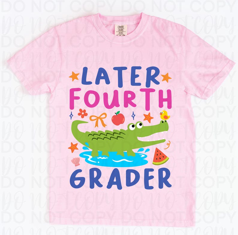 K&ouml;nnte beinhalten: Hellrosa T-Shirt mit dem Text "Later Fourth Grader" in Blau und Pink. Ein gr&uuml;nes Alligator-Motiv in der Mitte, mit einem gelben K&uuml;ken, einem roten Apfel und einer Wassermelone. Marke Comfort Colors.