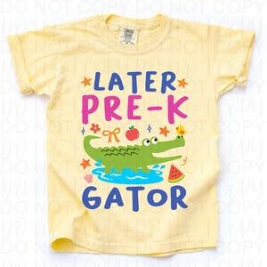 K&ouml;nnte beinhalten: Ein hellgelbes T-Shirt mit dem Schriftzug "LATER PRE-K GATOR" in Blau, Rosa und Wei&szlig;. Ein gr&uuml;ner Alligator ist in der Mitte, mit einer Ente, Wassermelone und anderen bunten Grafiken.