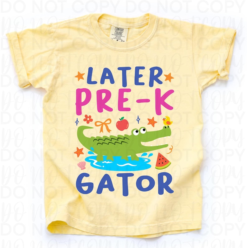 K&ouml;nnte beinhalten: Ein hellgelbes T-Shirt mit dem Schriftzug "LATER PRE-K GATOR" in Blau, Rosa und Wei&szlig;. Ein gr&uuml;ner Alligator ist in der Mitte, mit einer Ente, Wassermelone und anderen bunten Grafiken.