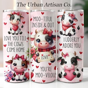 Può includere: Tre bicchieri in acciaio inossidabile con illustrazioni di mucche e detti a tema San Valentino. I bicchieri presentano sfondi rosa con cuori rossi e fiori. I detti sono "Love you till the cows come home", "Moo-tiful inside & out" e "I udderly adore you".