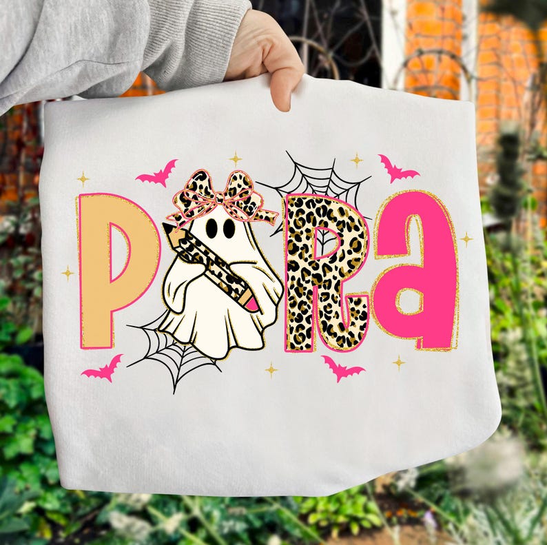 Pu&ograve; includere: Borsa tote bianca con la scritta "PAPA" in un design di Halloween. Le lettere sono color pesca, rosa e stampa leopardata. Un fantasma con un fiocco e una matita con stampa leopardata &egrave; al centro, con pipistrelli e ragnatele.