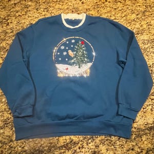 Bluza damska Margaux & Lexi w rozmiarze XL z cekinami i świąteczną kulą śnieżną w kolorze niebieskim z sową