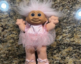 Muñeca de peluche vintage Russ Berrie Ballerina Troll con tutú rosa y ojos azules de 28 cm (11 pulgadas)