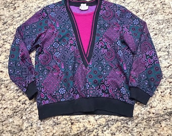 Suéter vintage Cricket Lane com estampa paisley em patchwork e sobreposição de camadas, nas cores roxo e rosa, tamanho médio.