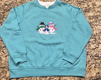 Bluza damska Studio Works Petite Teal Blue z haftowanym bałwanem świątecznym PM