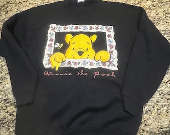 Felpa vintage Disney Winnie the Pooh nera Jerry Leigh con grande stampa floreale e ape