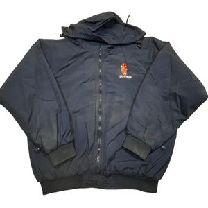 Könnte beinhalten: Marineblaue Kapuzenjacke mit durchgehendem Reißverschluss. Auf der linken Brust befindet sich ein Six Flags-Logo. Die Jacke hat einen schwarzen gerippten Saum und Bündchen. Aus leichtem Material.