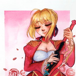 Peut inclure: Une peinture à l'aquarelle d'une femme aux cheveux blonds portant une robe rouge et or de style militaire. Elle tient une guitare noire avec des accents dorés et est entourée de roses rouges.