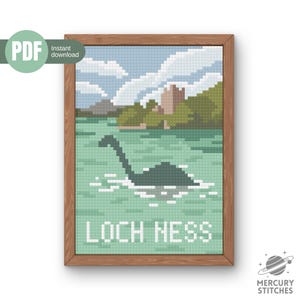 Peut inclure: Un motif de point de croix en pixel art dans un cadre en bois représentant le monstre du Loch Ness dans une eau verte avec un château sur la rive, des nuages blancs dans le ciel et le texte LOCH NESS en bas. Un badge PDF vert de téléchargement.