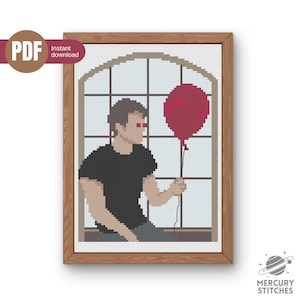 Peut inclure: Motif de point de croix d'une personne tenant un ballon rouge, sur fond de fenêtre. La personne porte un t-shirt noir et un pantalon gris. L'œuvre est encadrée dans un cadre en bois. Les mots "PDF Téléchargement instantané" sont en haut à gauche.