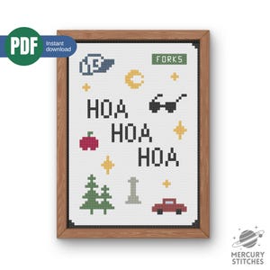 Peut inclure: Motif de point de croix avec le mot "HOA" répété, accompagné d'images pixélisées d'une voiture, de lunettes de soleil et d'arbres. Le mot "FORKS" est en haut. Le motif est encadré dans un cadre en bois et comprend une icône "PDF".