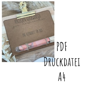 Könnte beinhalten: Eine braune Karte mit dem Text "Herzlichen Glückwunsch zur Konfirmation" und "Eine Kleinigkeit für dich" auf einem Holz-Klemmbrett. Ein durchsichtiges Reagenzglas mit einem eingerollten Geldschein darin liegt auf dem Klemmbrett. Der Text "PDF Druckdatei A4" befindet sich in der unteren rechten Ecke des Bildes.